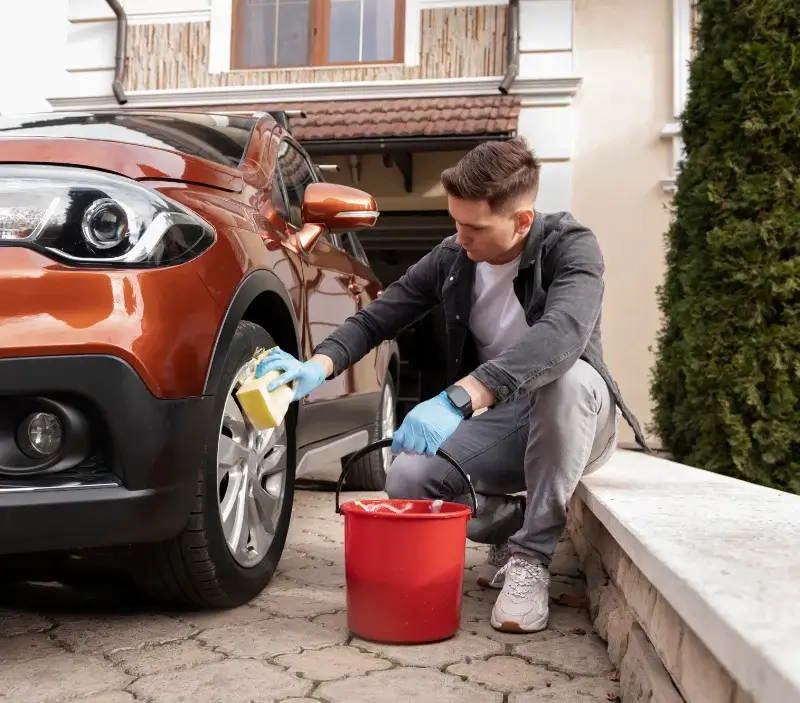 Lavage auto à domicile Messey-sur-Grosne : professionnel intervenant sur un véhicule